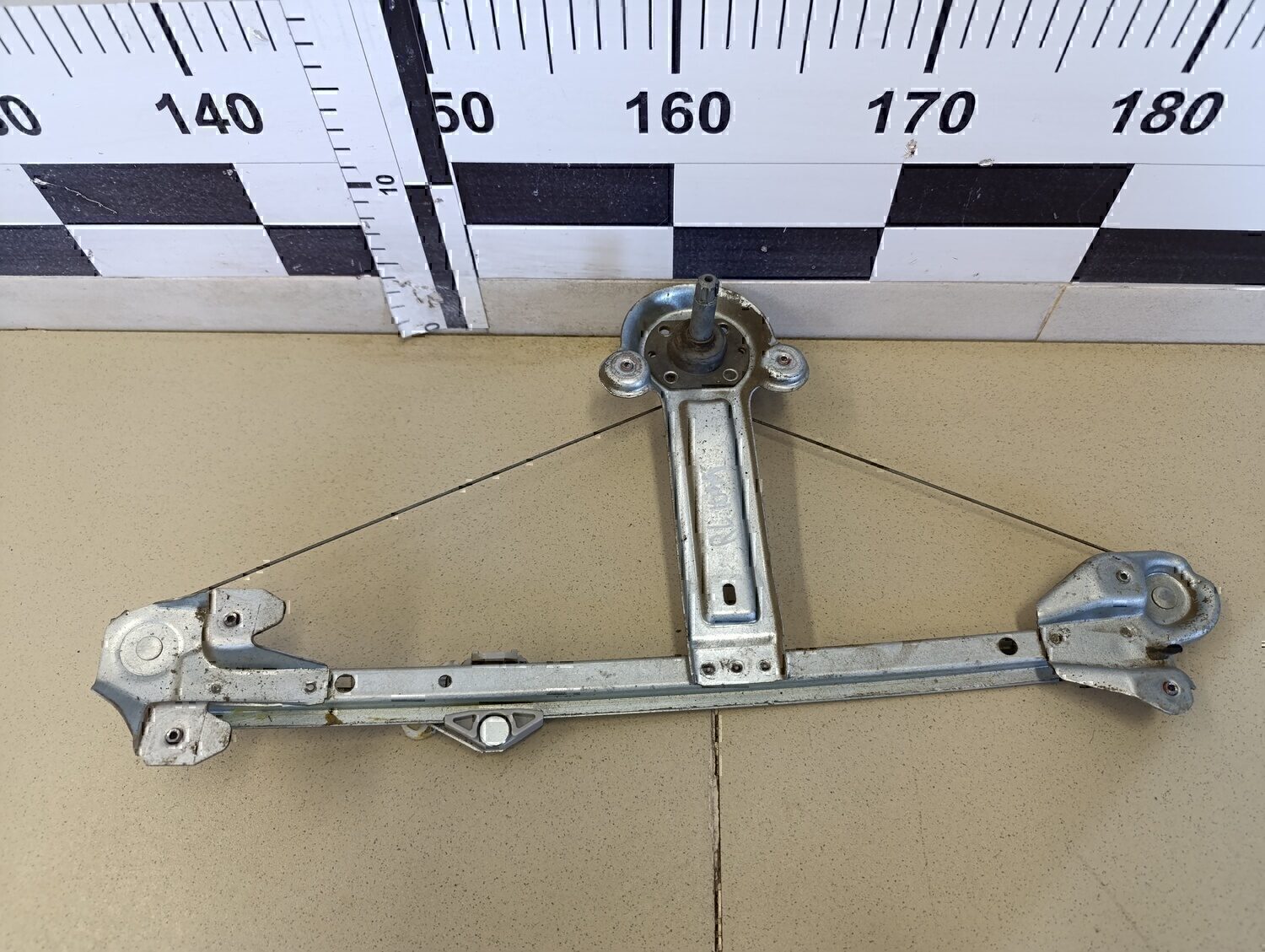 Стеклоподъемник механ. задний левый OPEL Astra H / Family 2004-2015