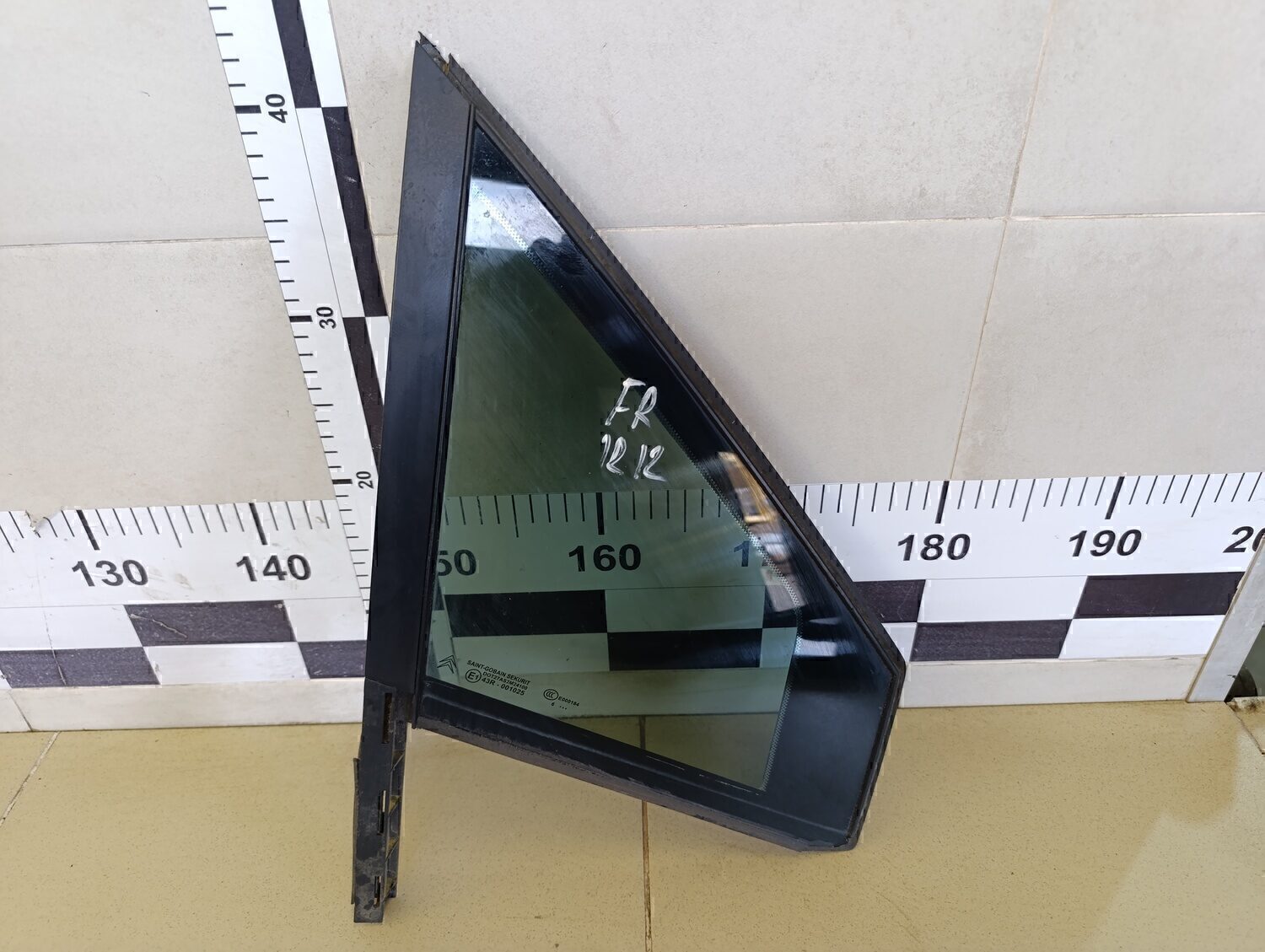 Стекло двери передней правой (форточка) CITROEN C4 2005-2011