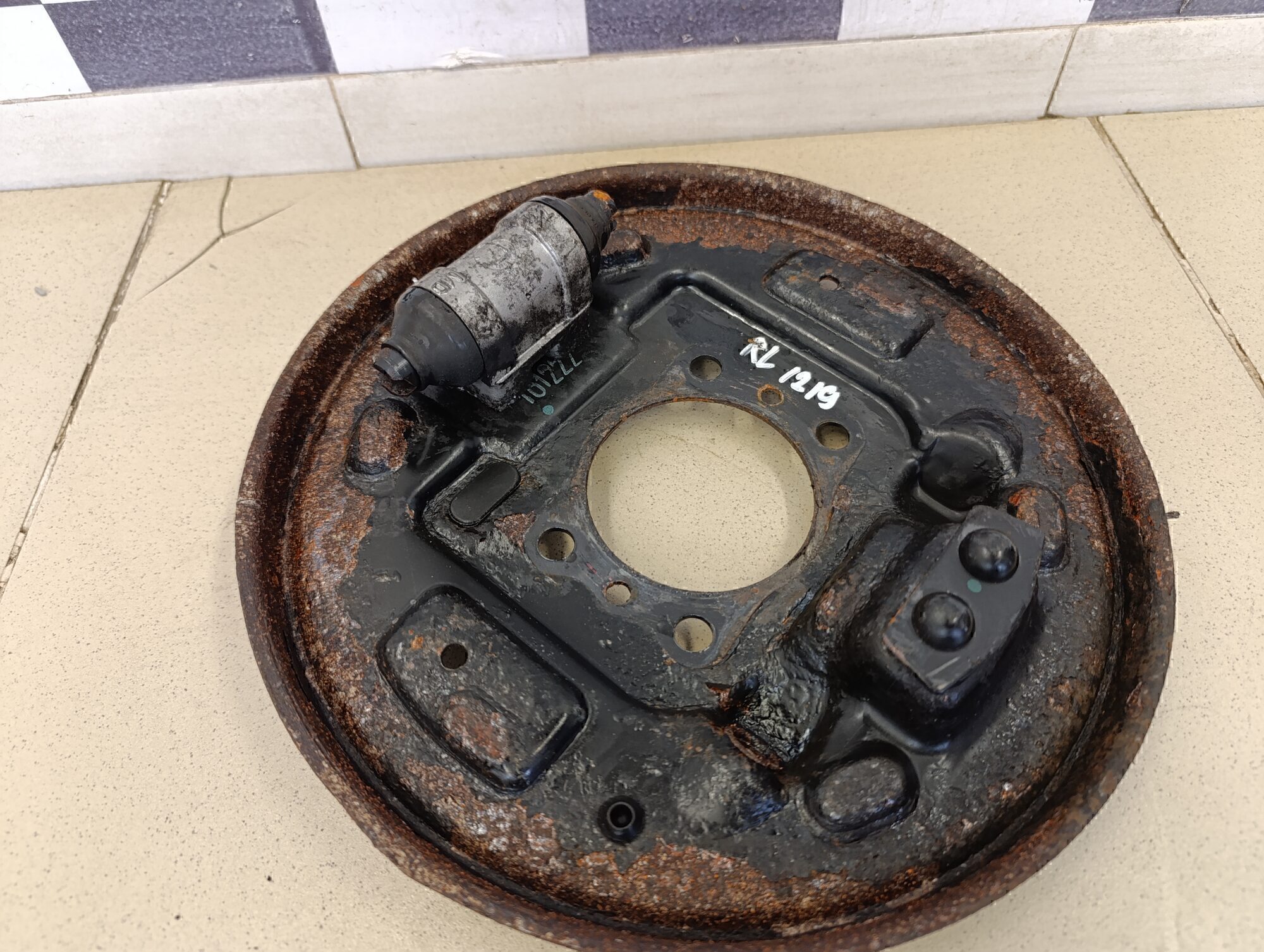 Щит опорный задний левый HYUNDAI Solaris 2010-2017