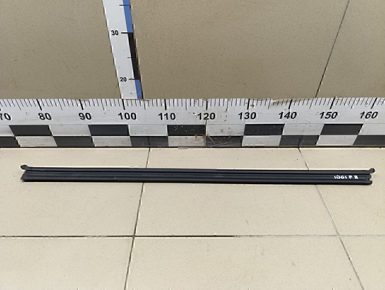 Накладка стекла переднего правого VW Jetta 2011>