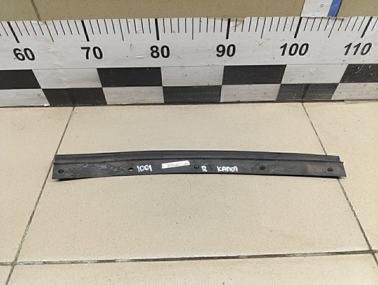 Уплотнитель капота VW Jetta 2011>