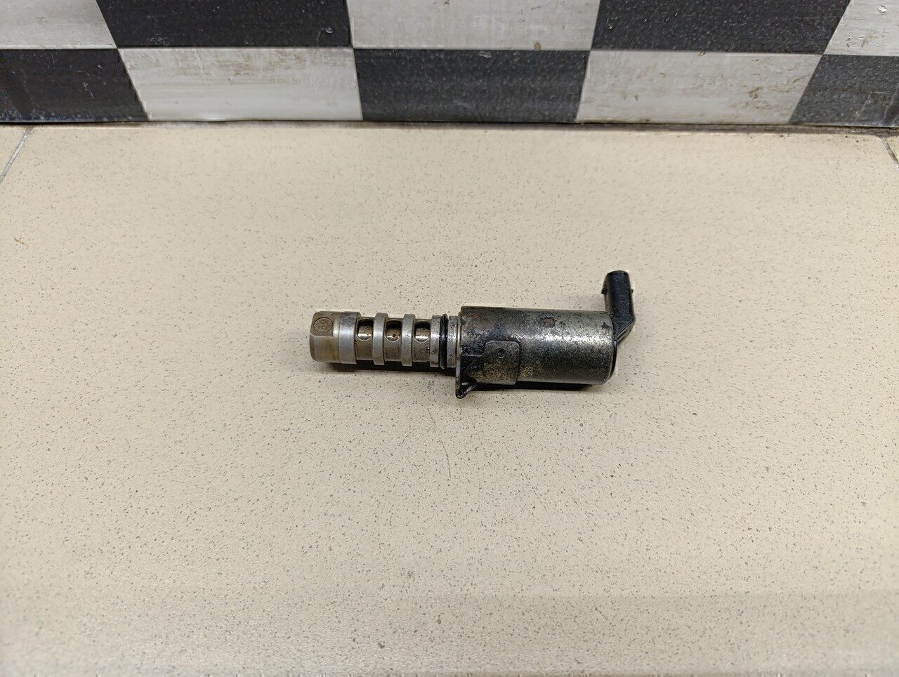 Клапан электромагн. изменения фаз ГРМ Audi A6 [C6,4F] 2005-2011