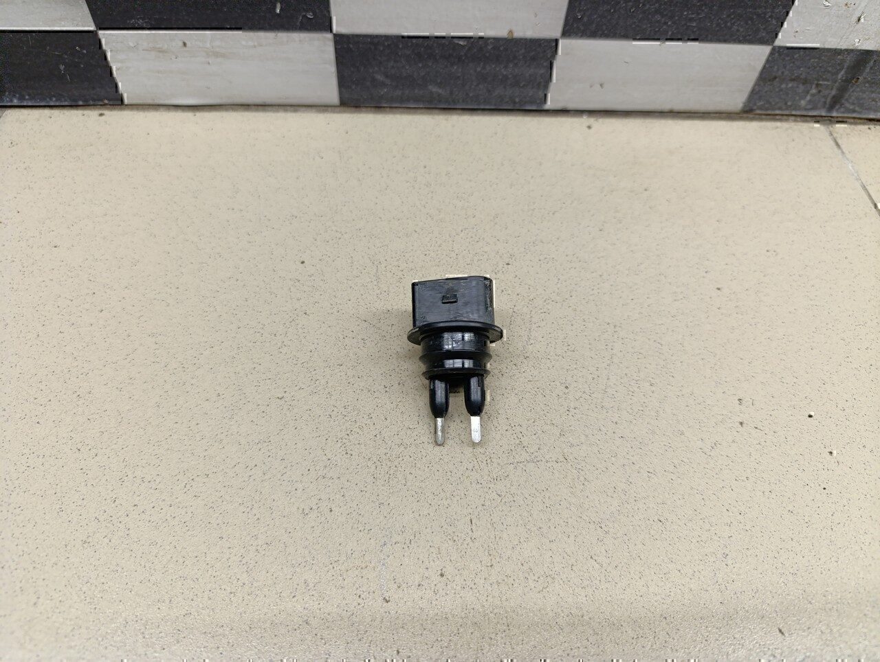 Датчик уровня в бачок омывателя Audi A3 (8L1) 1996-2003