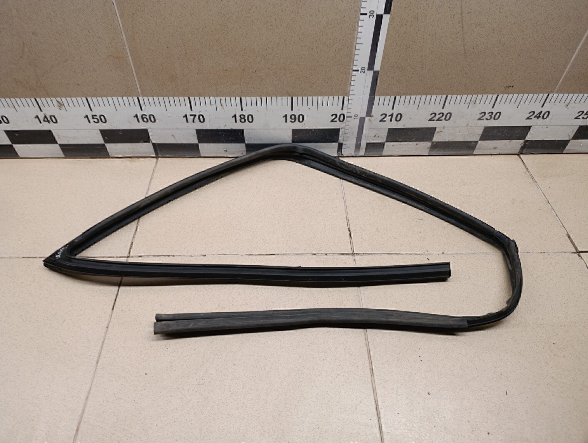 Уплотнитель стекла двери NISSAN X-Trail (T32) 2014>