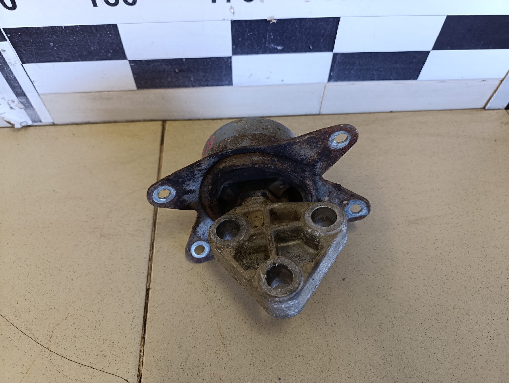 Опора двигателя левая OPEL Astra H / Family 2004-2015