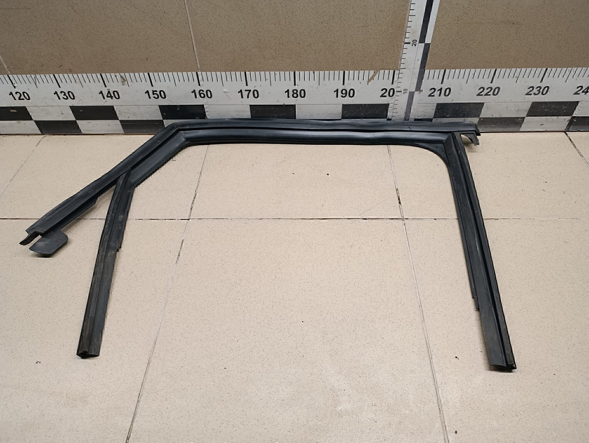 Уплотнитель стекла двери Audi A4 [B8] 2007-2015