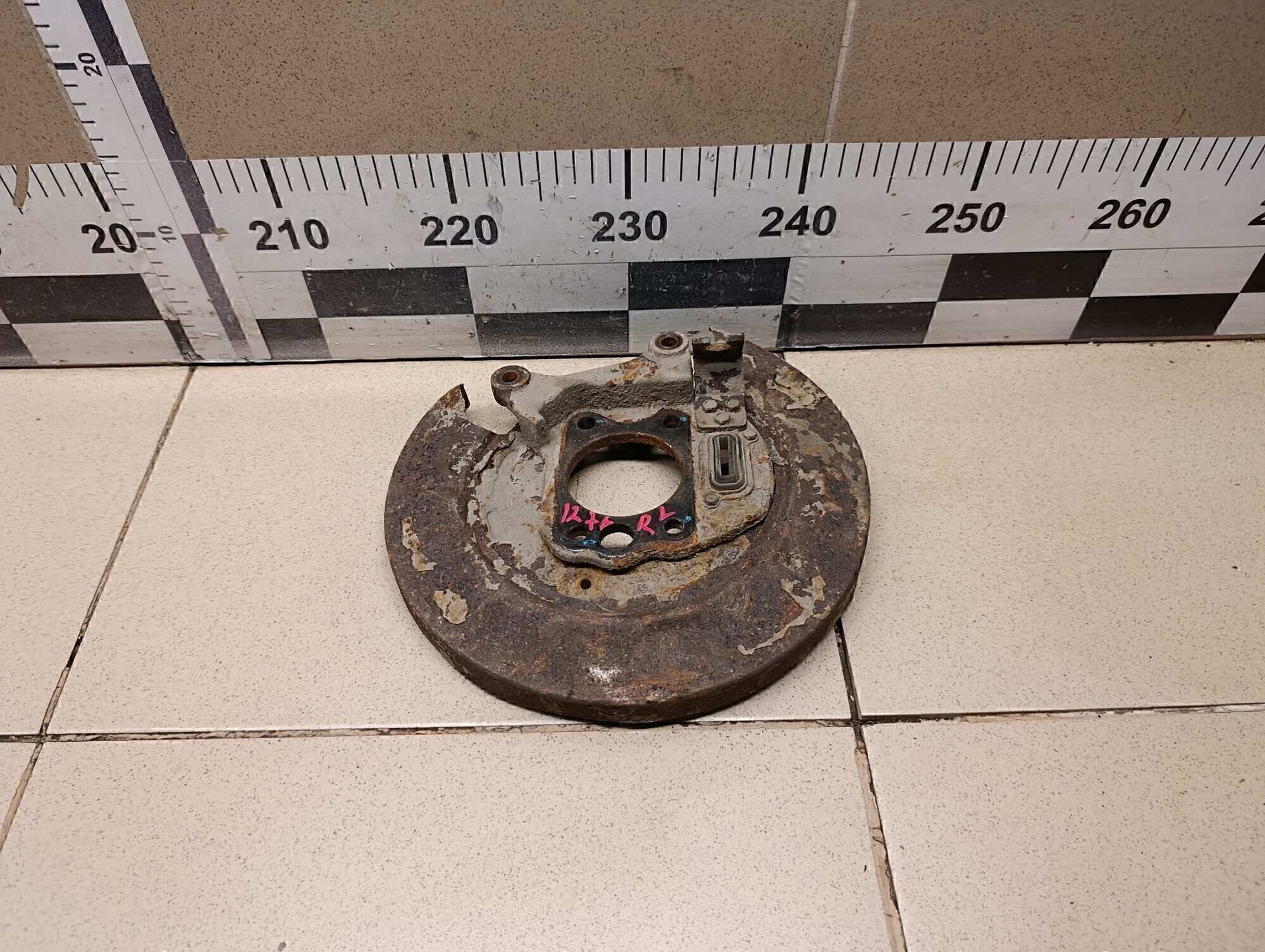 Щит опорный задний левый HYUNDAI Tucson 2004-2010