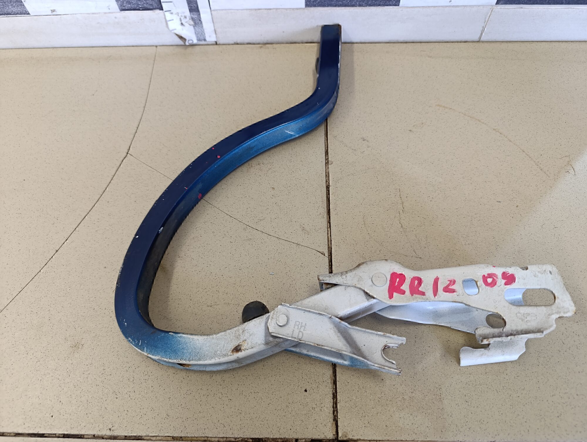 Петля крышки багажника правая KIA Cerato 2004-2008