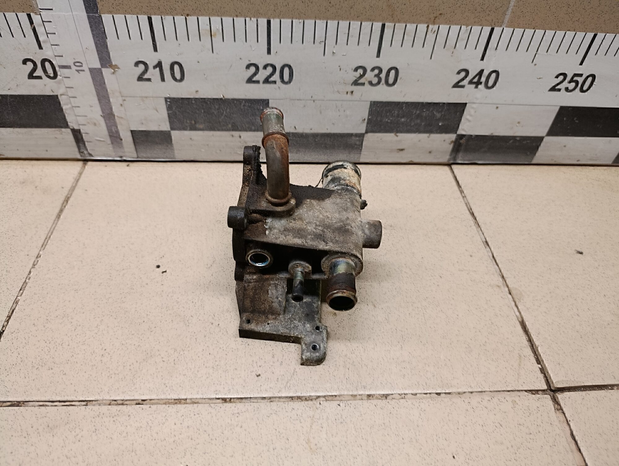 Фланец двигателя системы охлаждения FORD Focus II 2005-2008