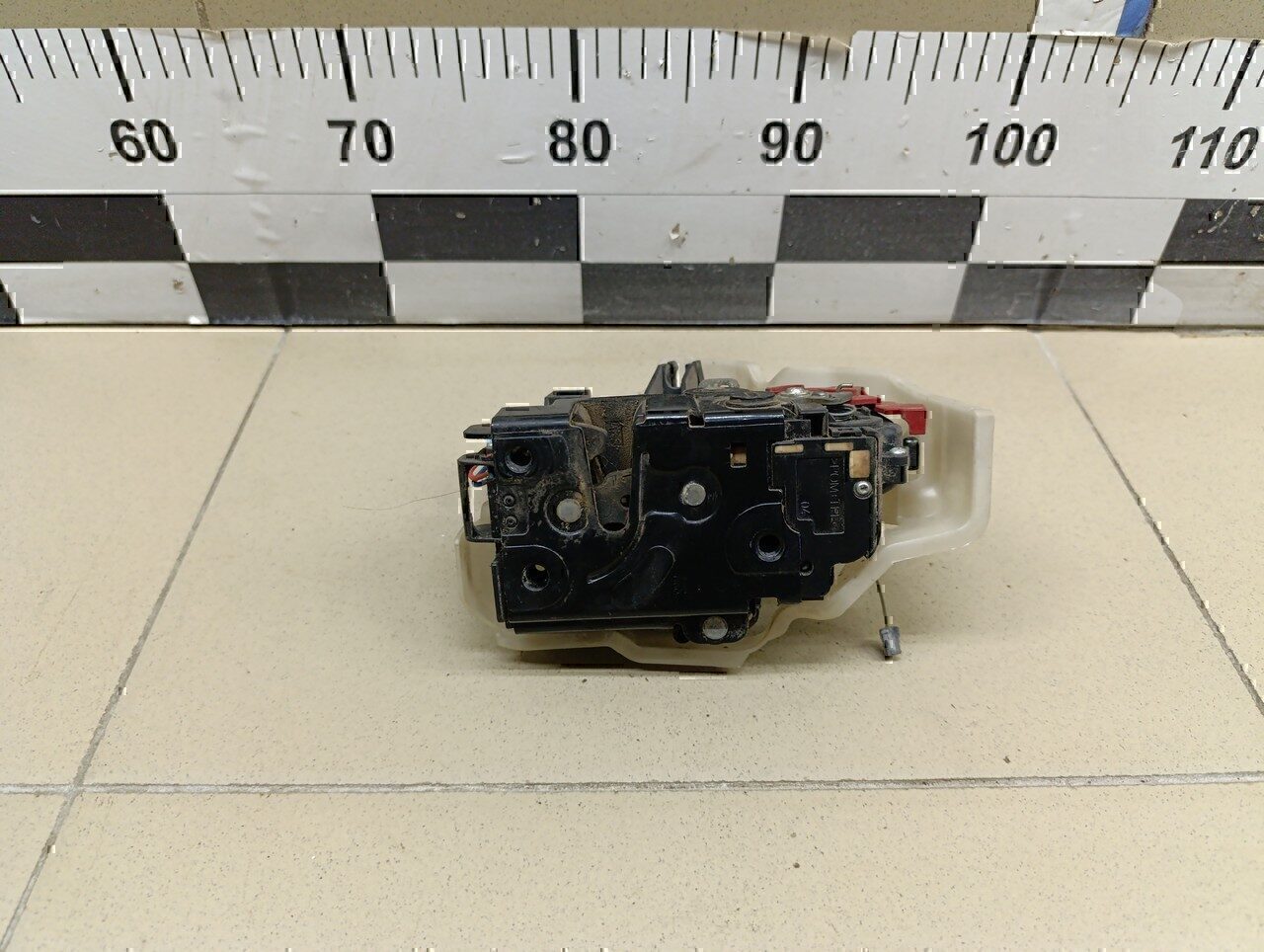 Замок двери задней правой SKODA Touareg 2002-2010