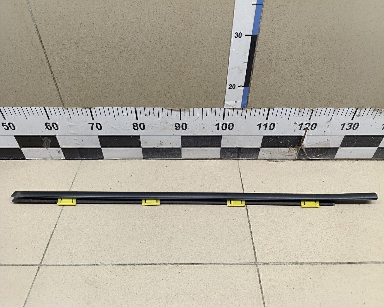 Накладка стекла переднего левого HYUNDAI Santa Fe (SM)/ Santa Fe Classic 2000-2012