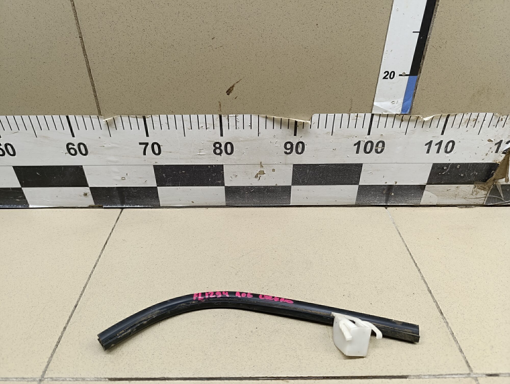 Уплотнитель лобового стекла PEUGEOT 407 2004-2010