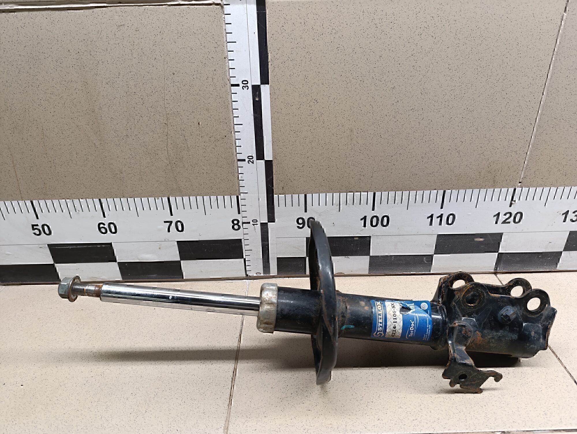 Амортизатор передний правый TOYOTA Auris (E15) 2006-2012