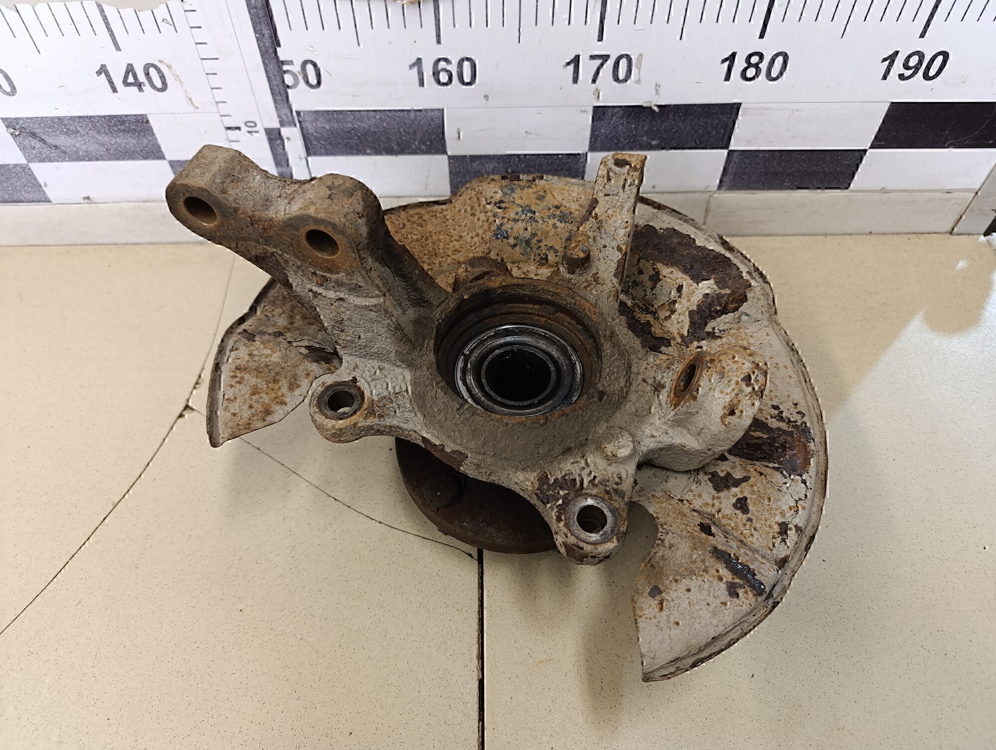 Кулак поворотный передний правый