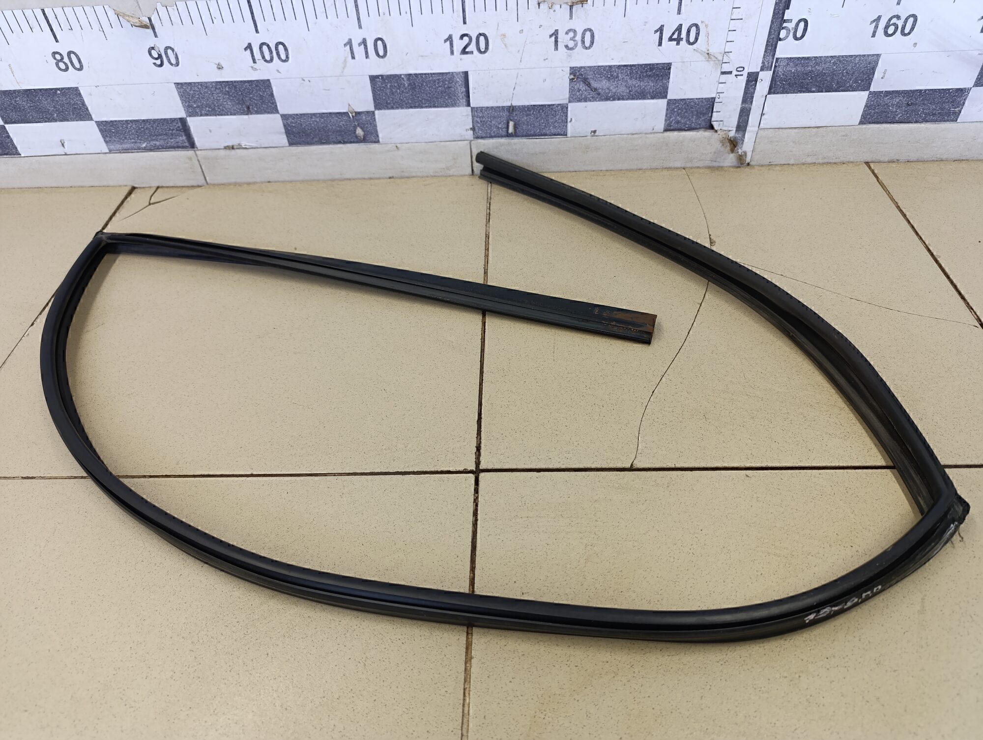 Уплотнитель стекла двери GEELY EMGRAND EC7 2011-2016