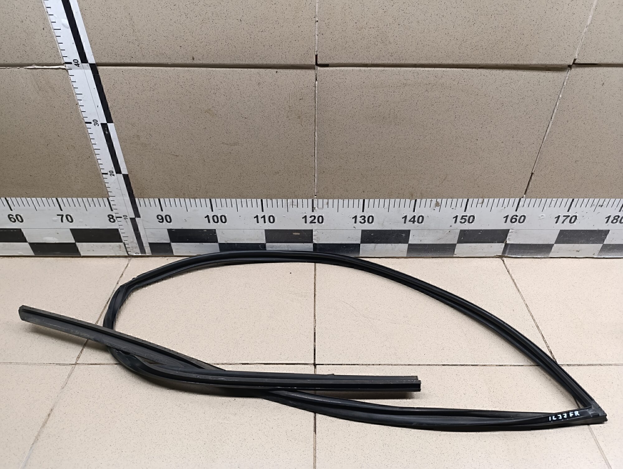 Уплотнитель стекла двери SUZUKI Grand Vitara 2006-2015