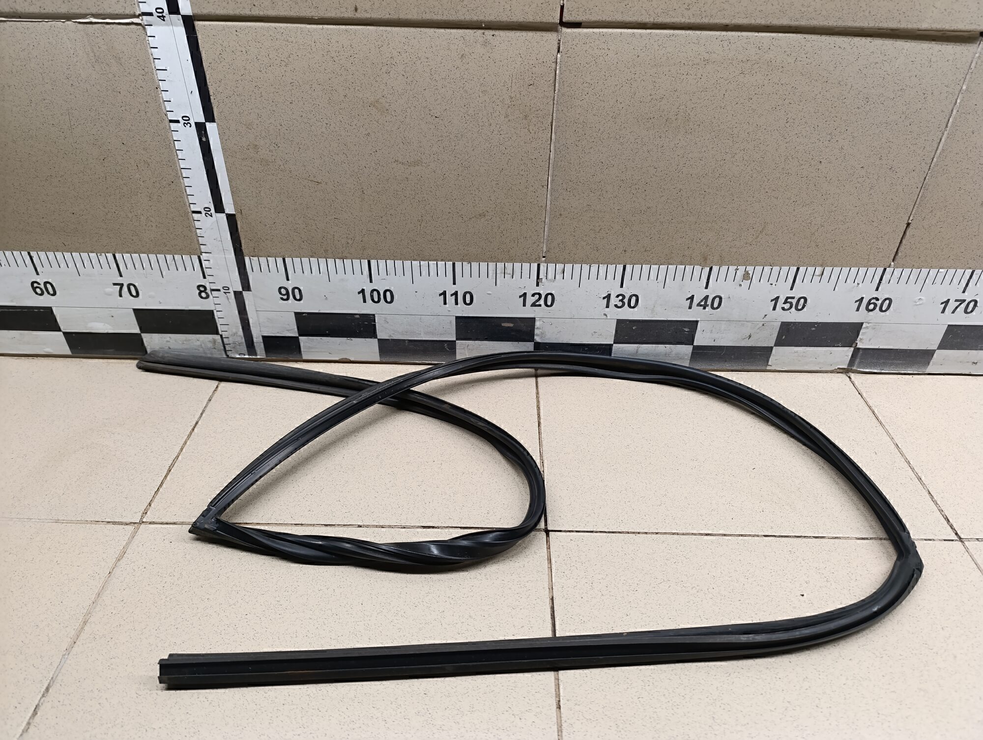 Уплотнитель стекла двери SUZUKI Grand Vitara 2006-2015