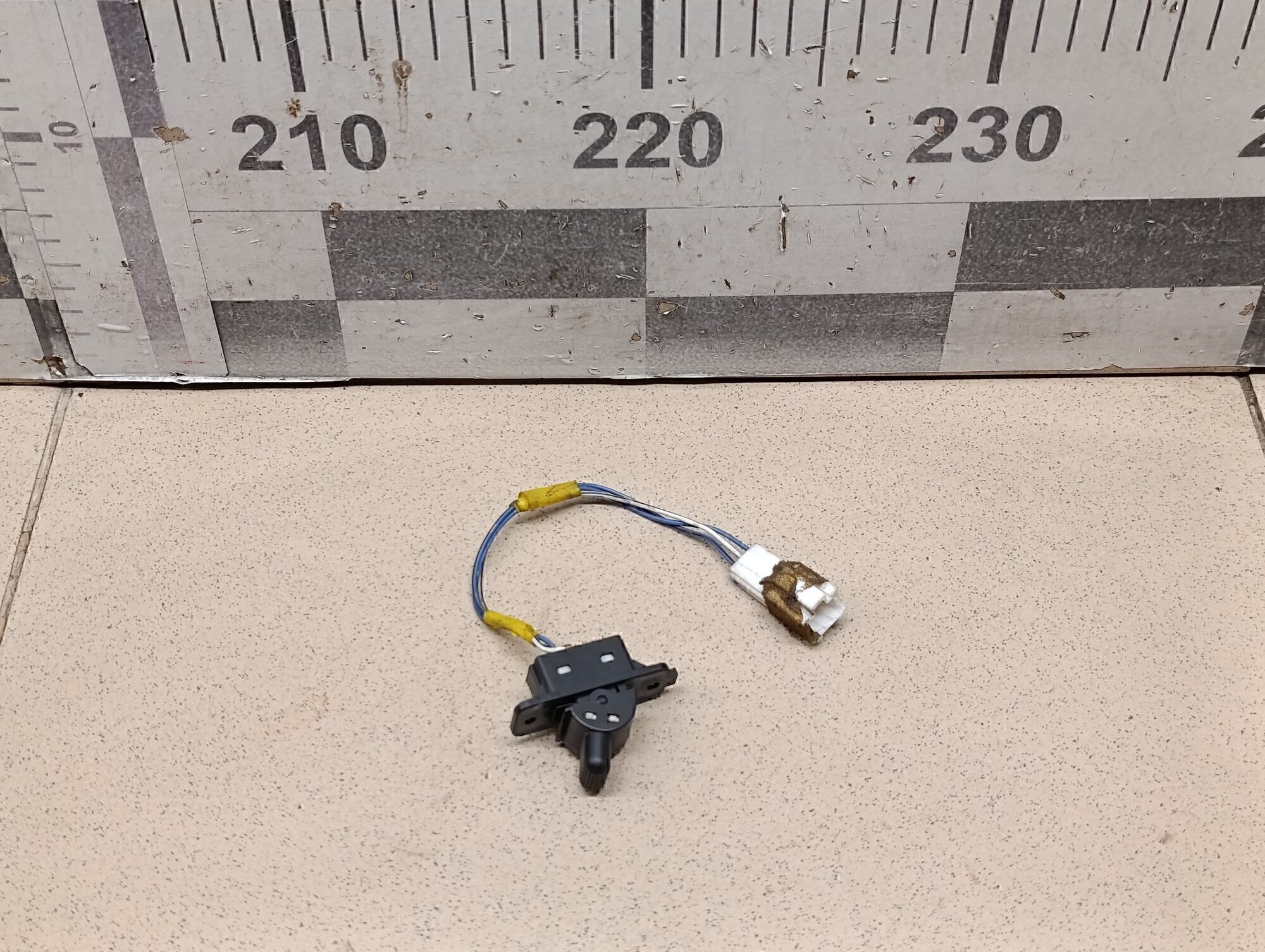 Кнопка центрального замка MITSUBISHI Space Star 1998-2004