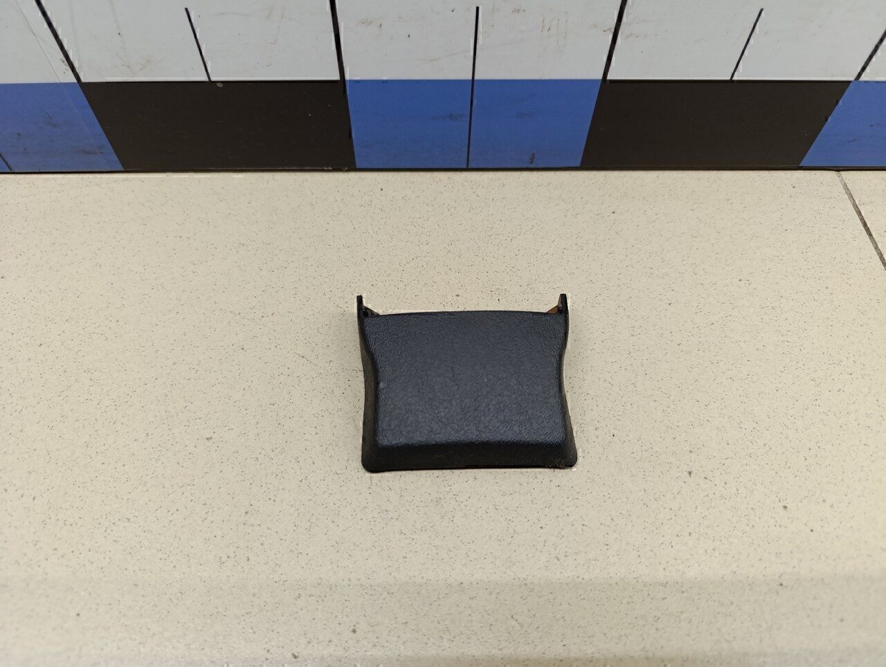 Крышка кронштейна сиденья MITSUBISHI Space Star 1998-2004