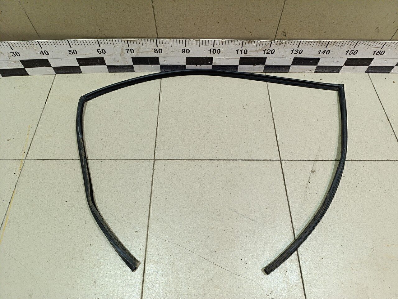 Уплотнитель стекла двери MITSUBISHI Space Star 1998-2004