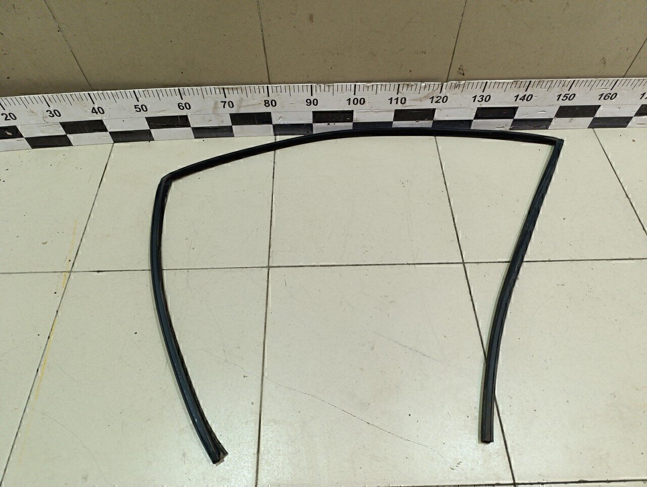 Уплотнитель стекла двери MITSUBISHI Space Star 1998-2004