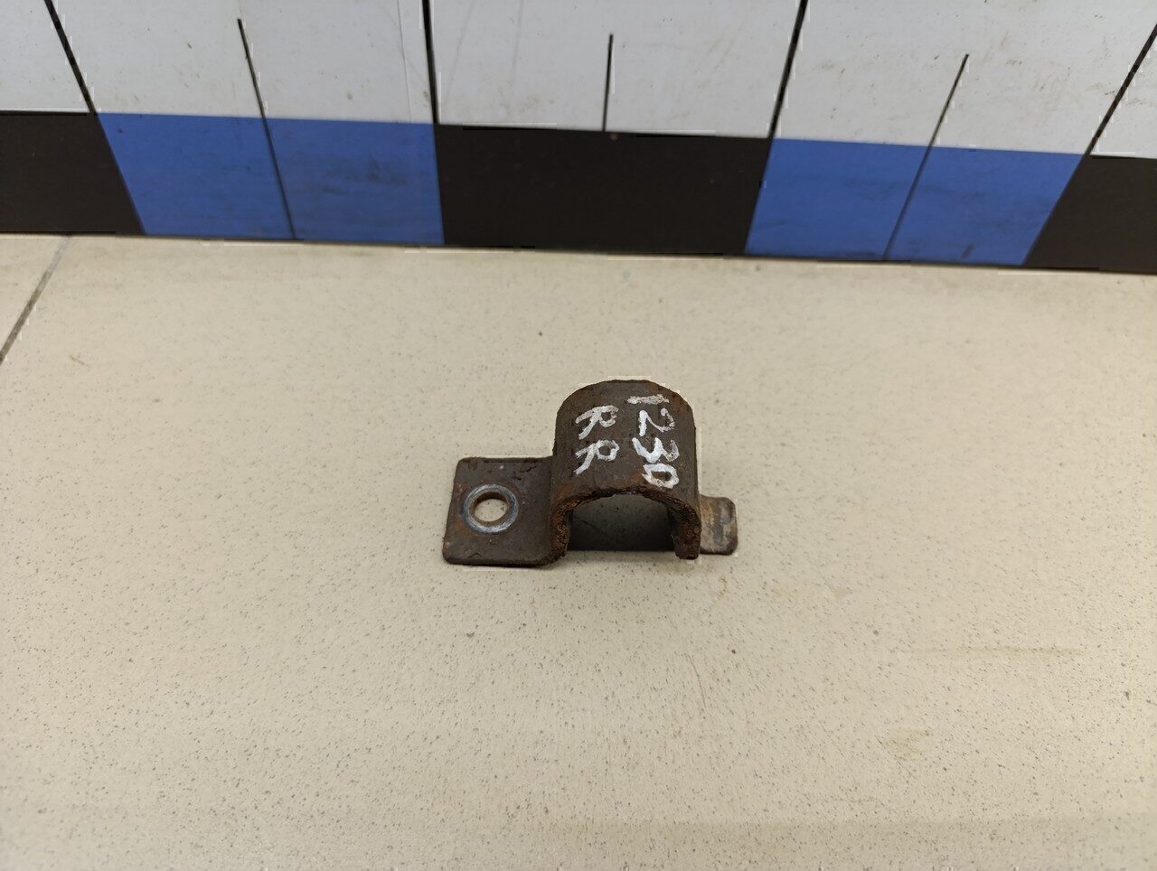 Кронштейн крепления заднего стабилизатора MITSUBISHI Carisma (DA) 1999-2003