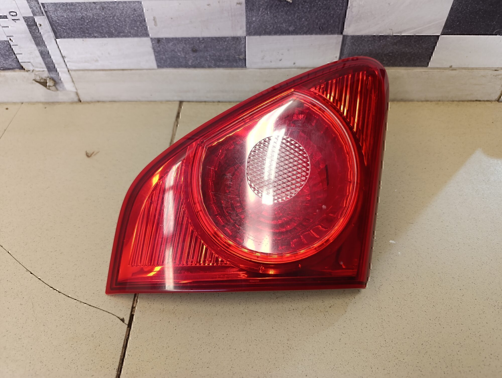 Фонарь задний внутренний левый TOYOTA Corolla E15 2006-2013