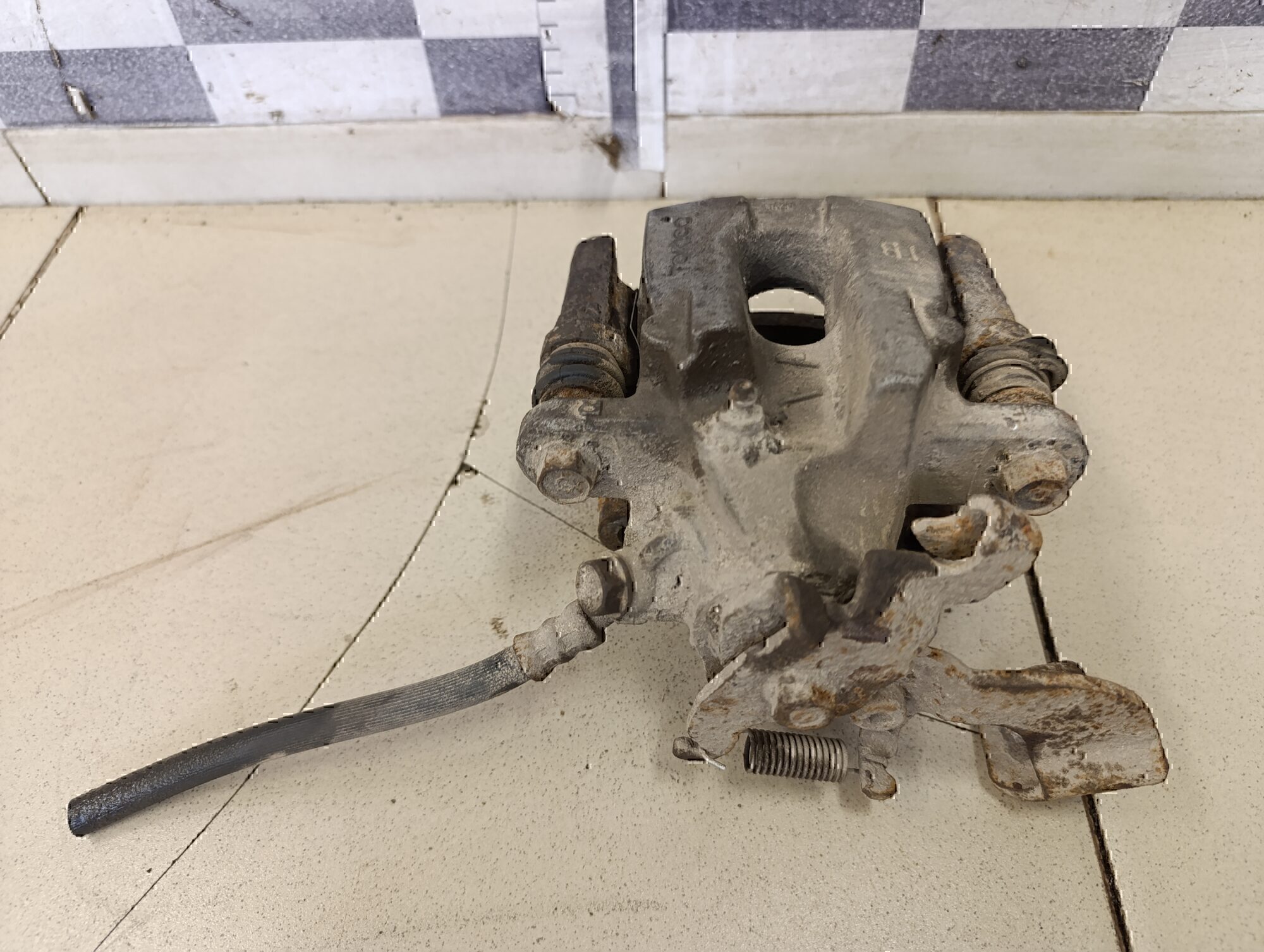 Суппорт задний правый TOYOTA Corolla E15 2006-2013