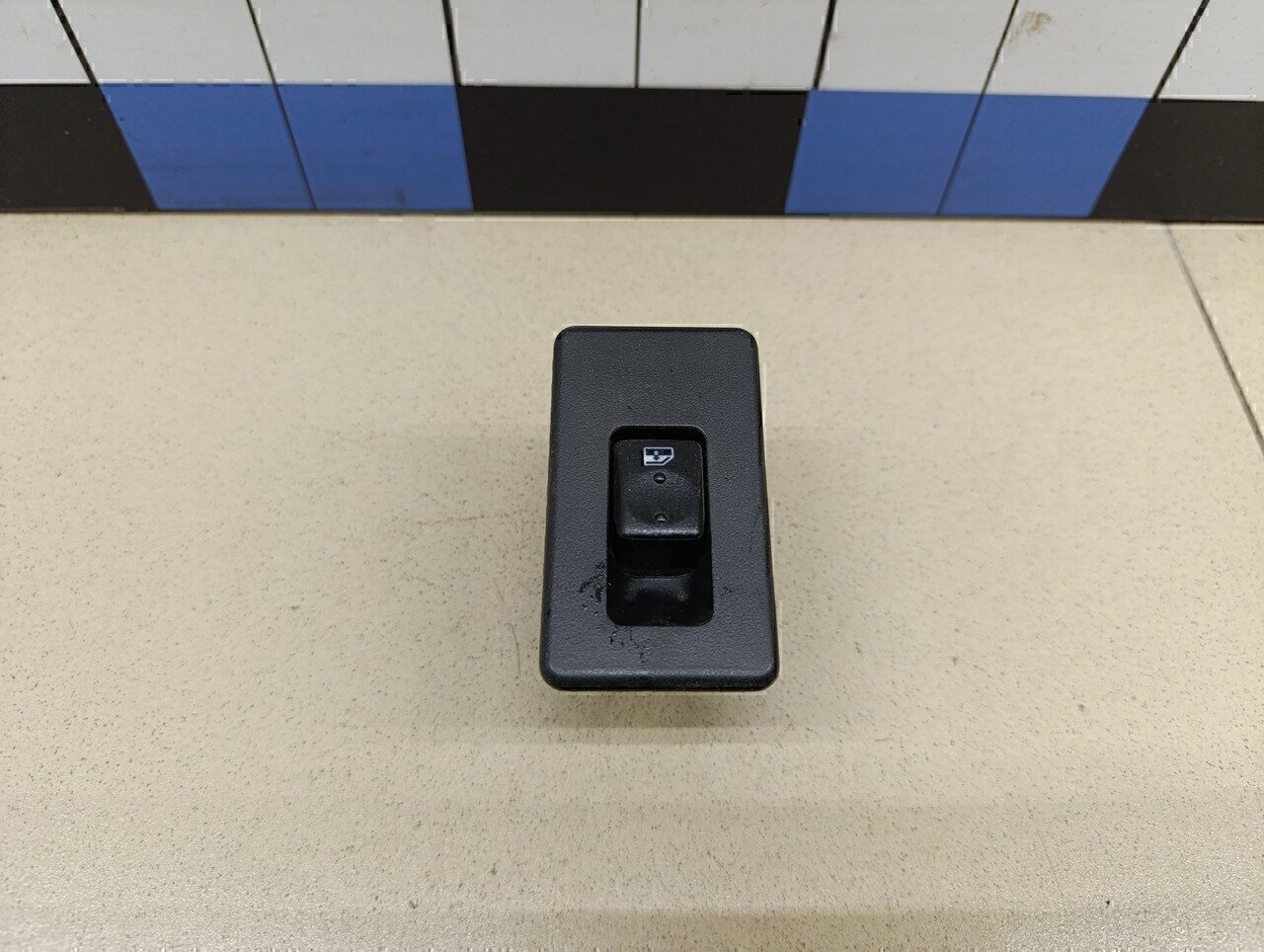 Кнопка стеклоподъемника Hummer H2