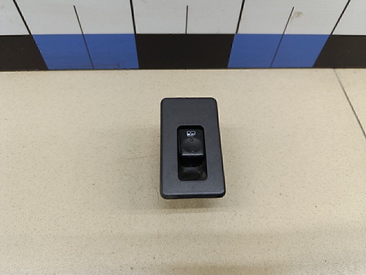 Кнопка стеклоподъемника Hummer H2