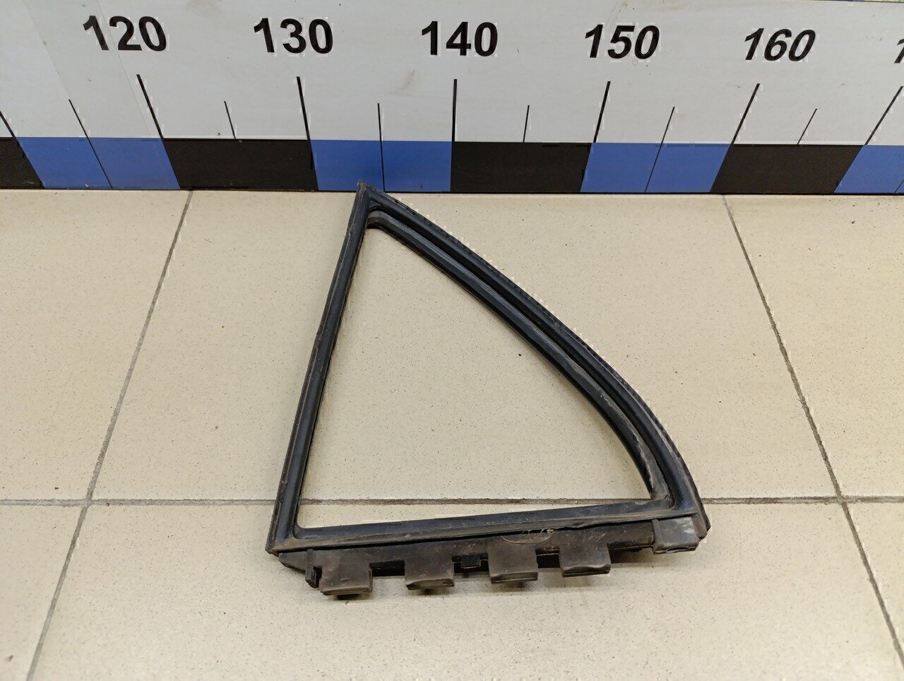 Уплотнитель форточки левой TOYOTA Corolla E12 2001-2006