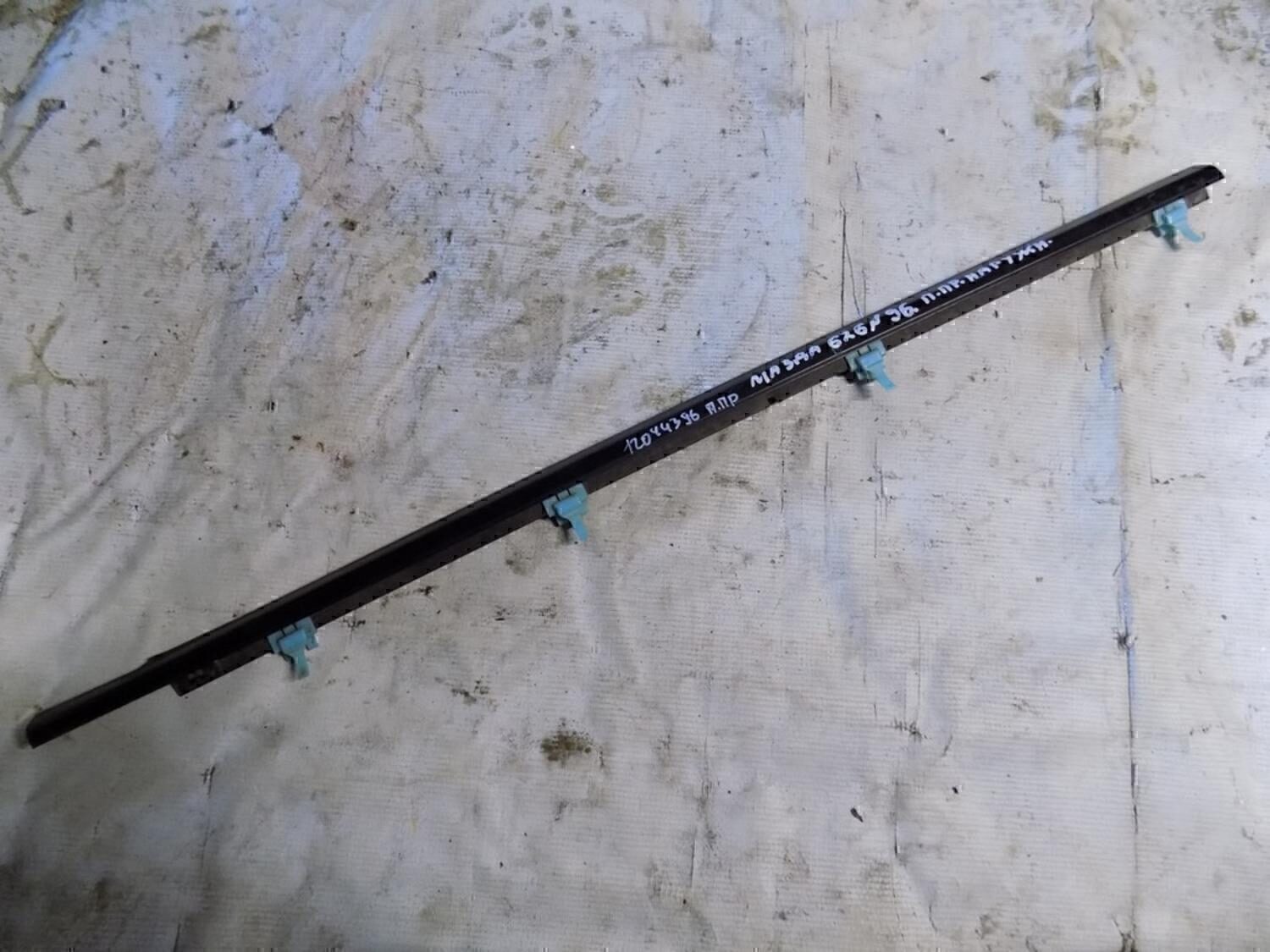 Накладка стекла переднего правого MAZDA 626 (GE) 1992-1997