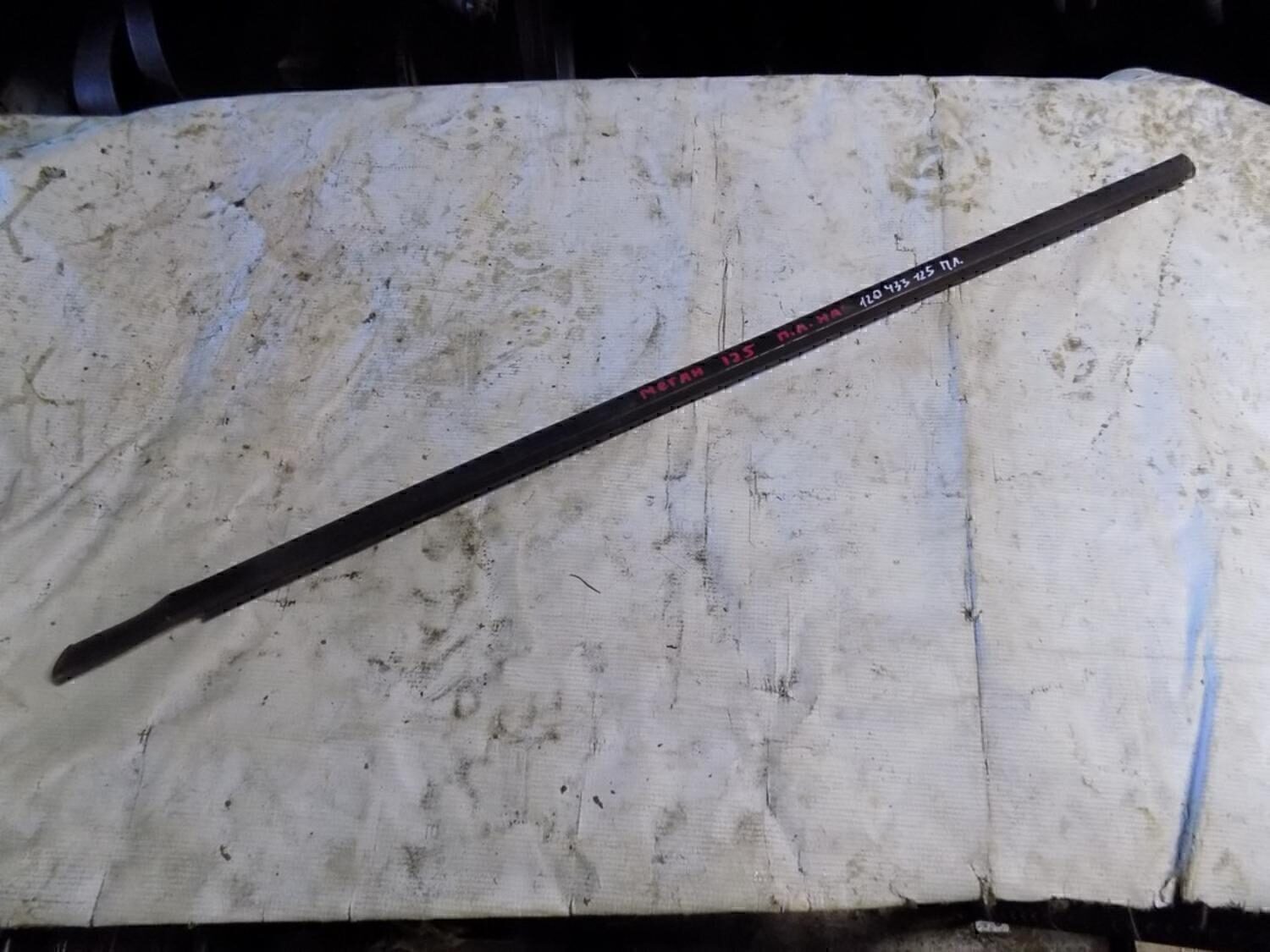 Накладка стекла переднего левого RENAULT Megane II 2002-2009