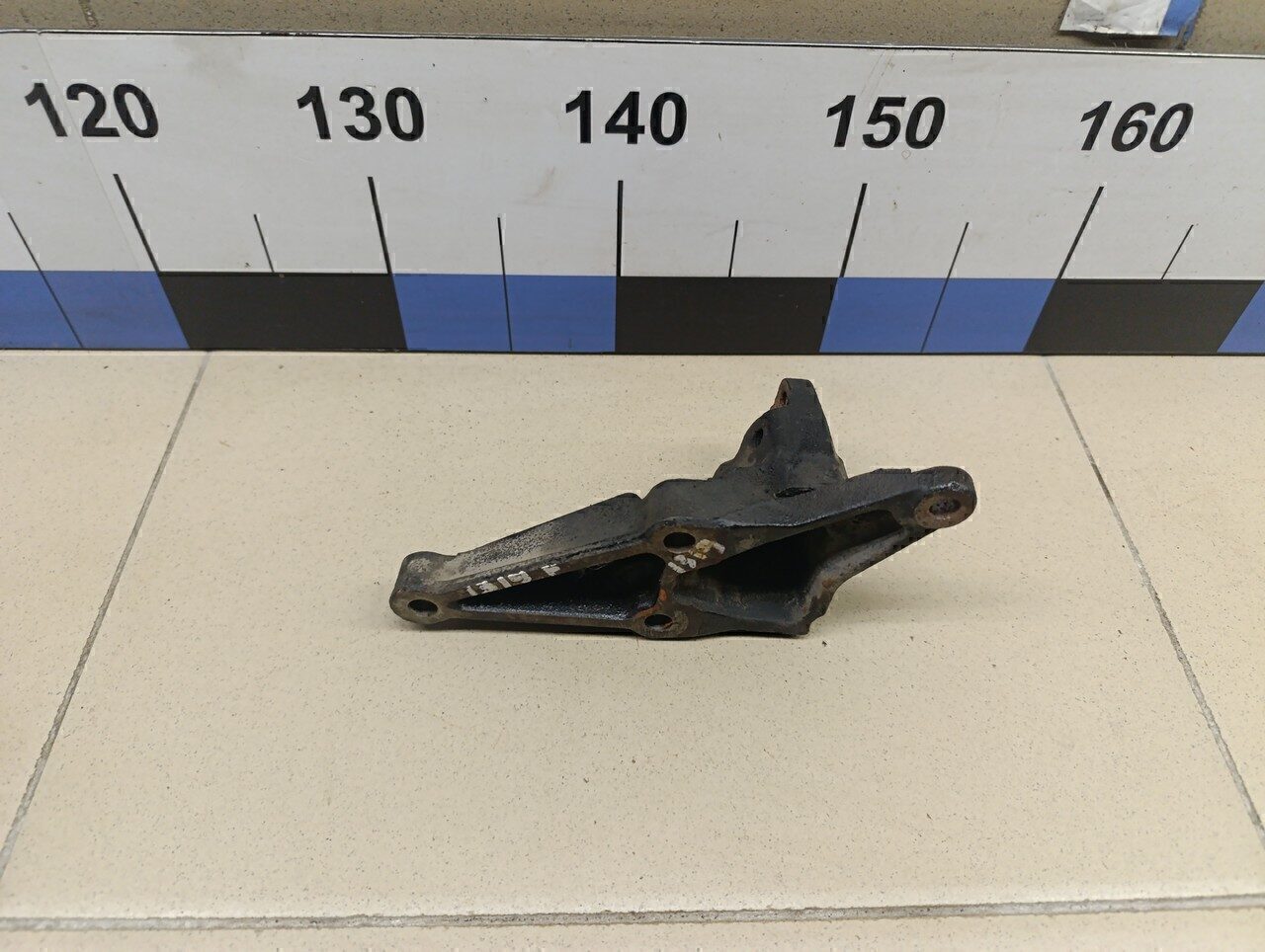 Кронштейн двигателя правый TOYOTA Avensis II 2003-2008