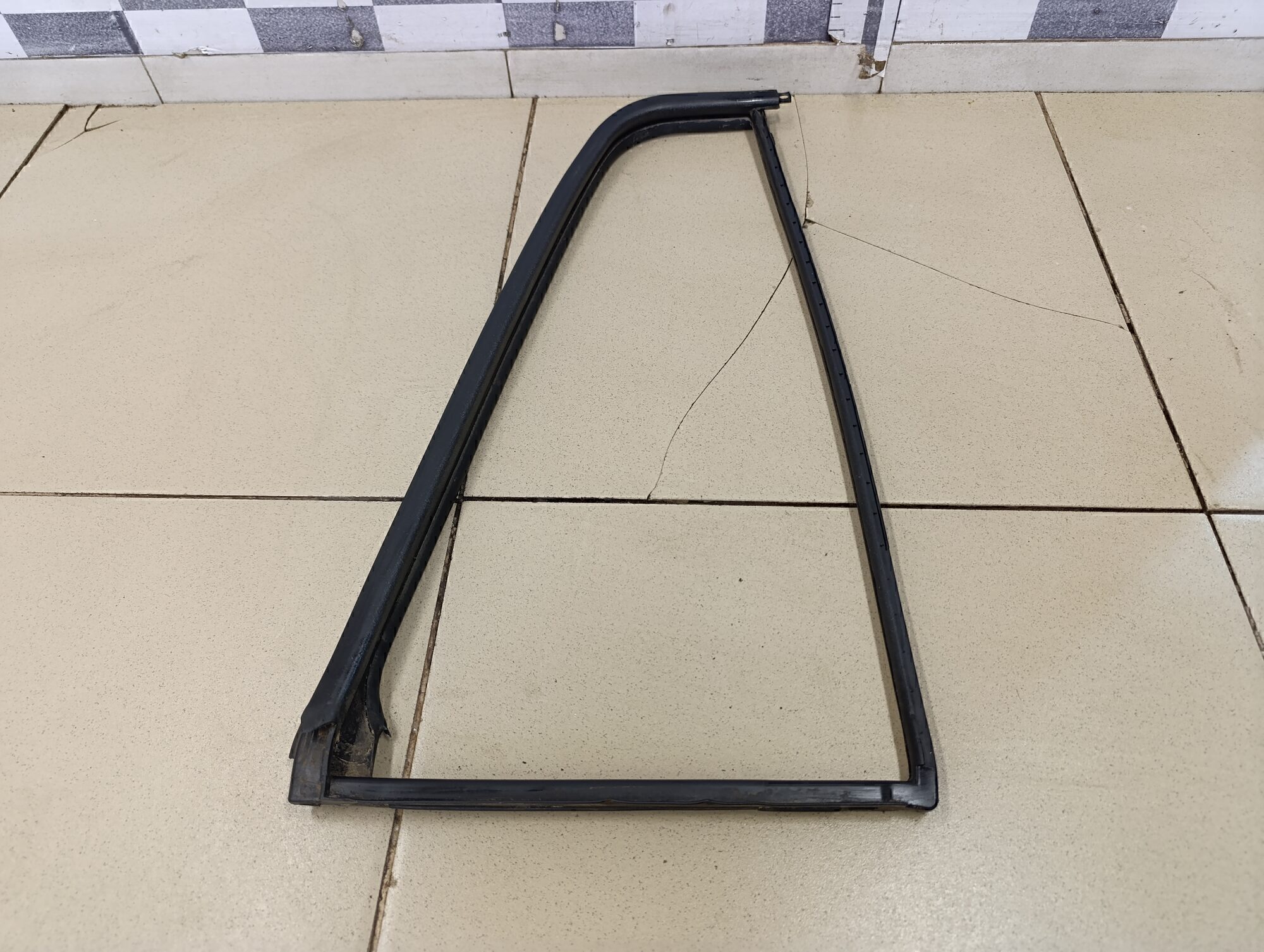 Уплотнитель форточки левой KIA Sportage 1994-2004