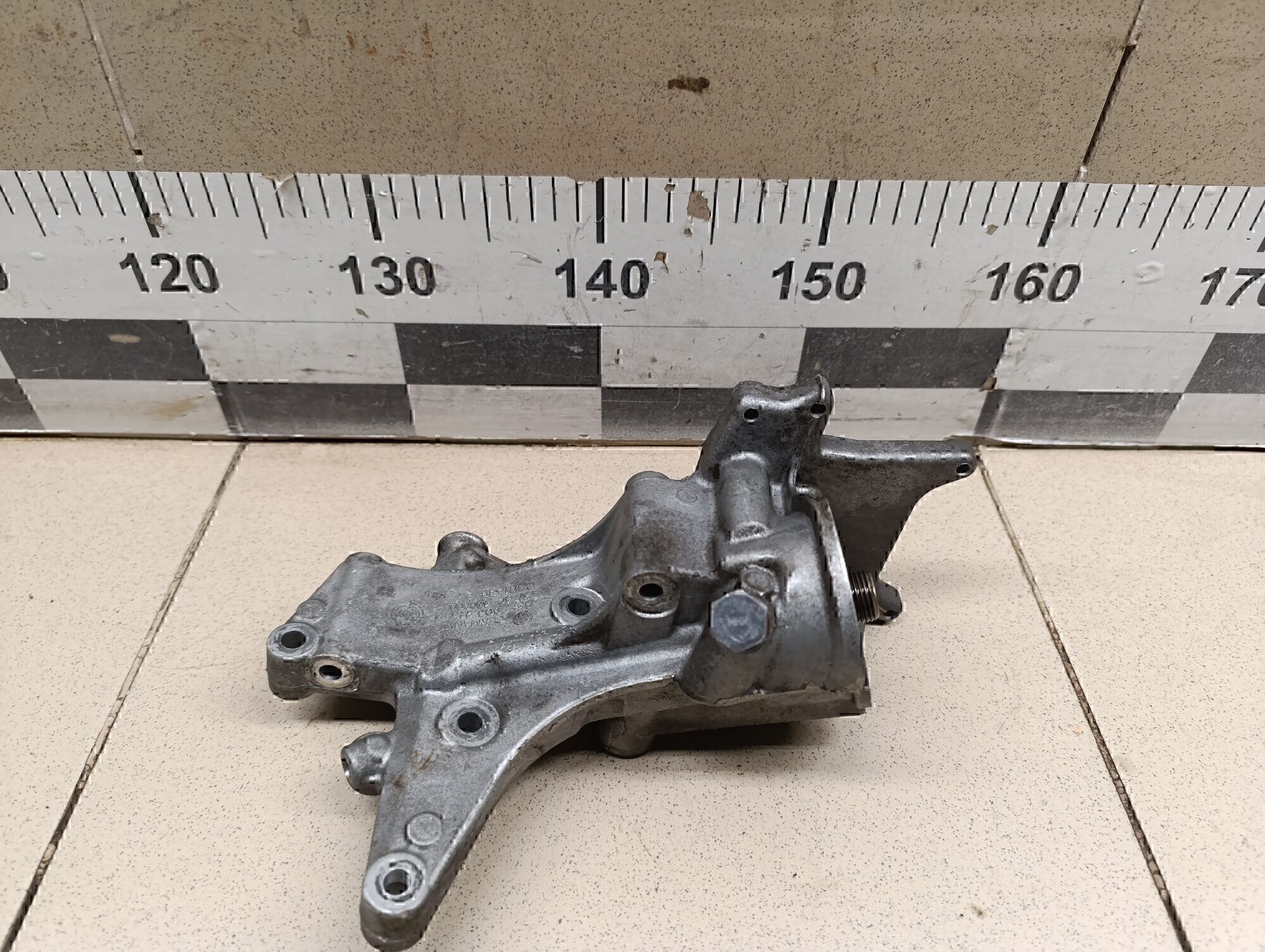 Кронштейн масляного фильтра Audi Yeti 2009>