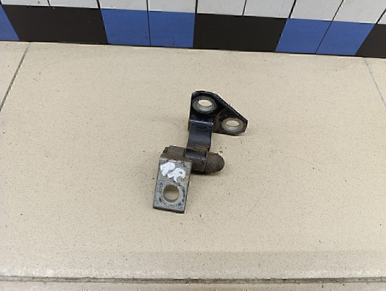 Петля двери задней правой верхняя VW Passat [B6] 2005-2010