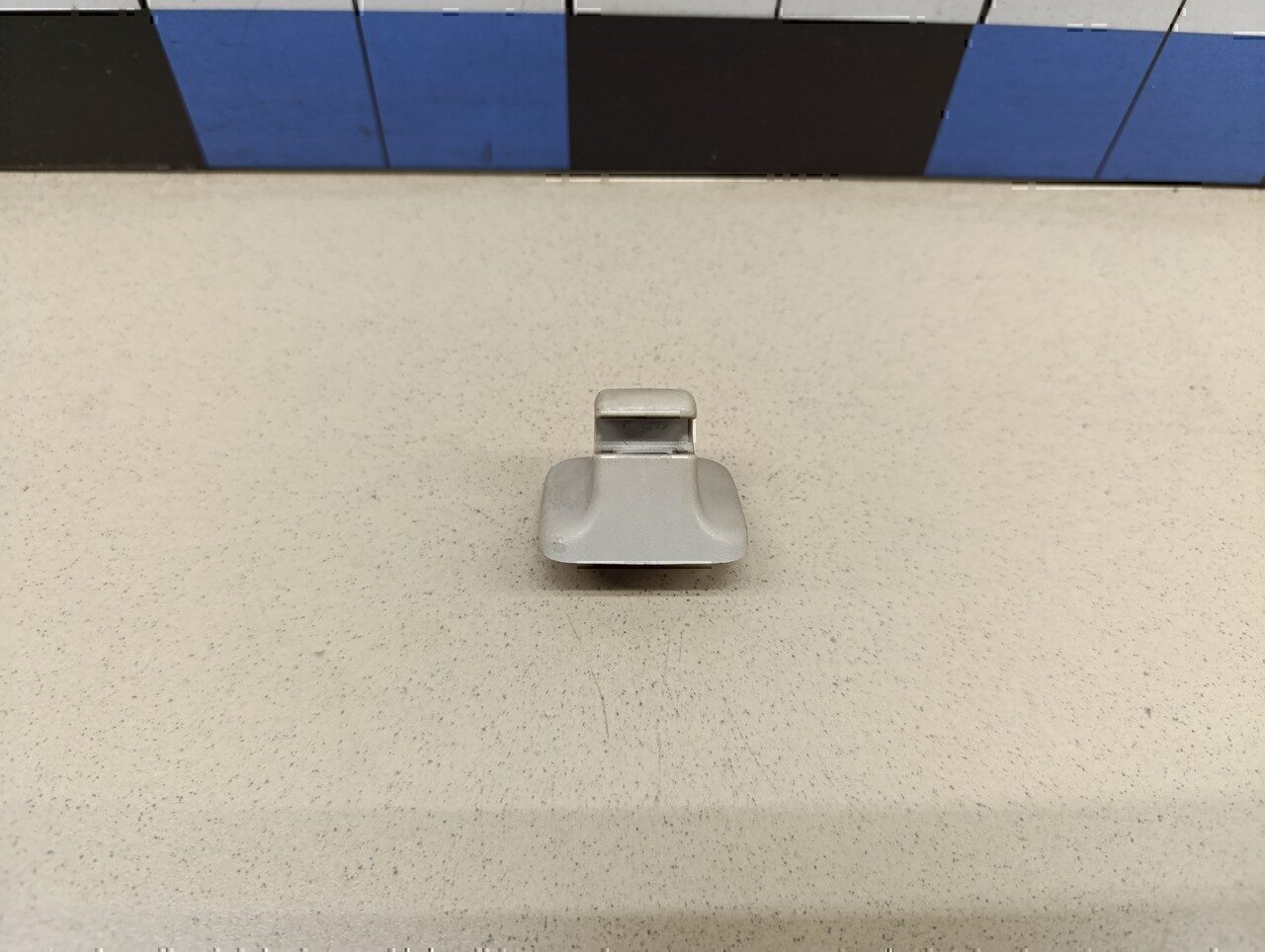 Крючок солнцезащитного козырька VW Passat [B6] 2005-2010