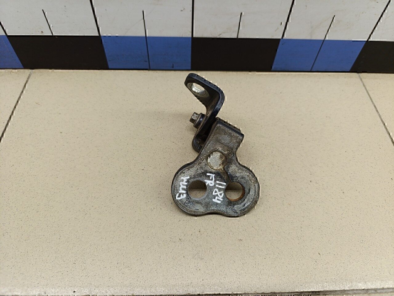 Петля двери передней правой нижняя FORD Focus III 2011>