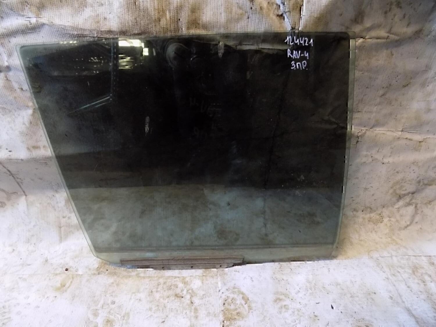 Стекло двери задней правой TOYOTA RAV 4 2000-2005