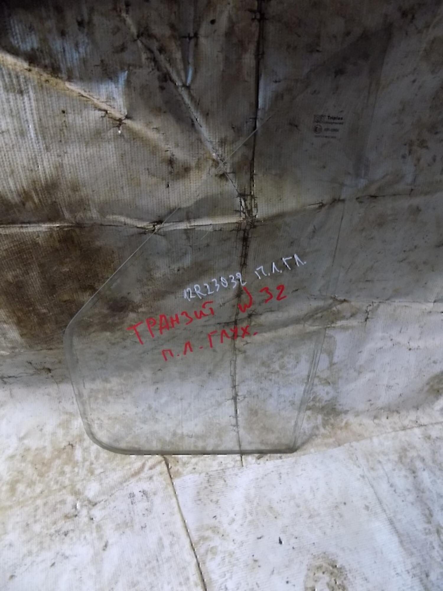 Стекло двери задней левой (форточка) FORD Transit 1994-2000