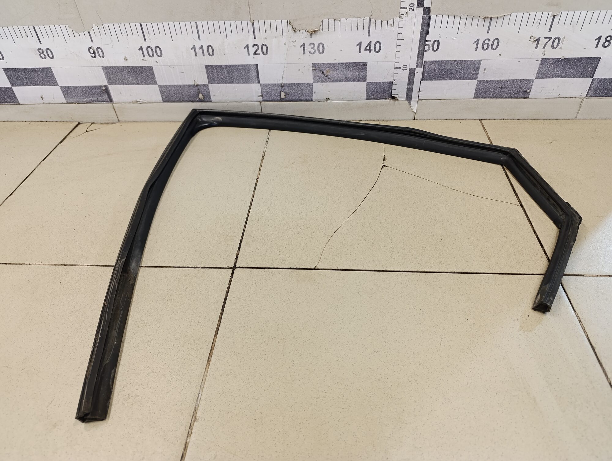 Уплотнитель стекла двери KIA Ceed 2012>