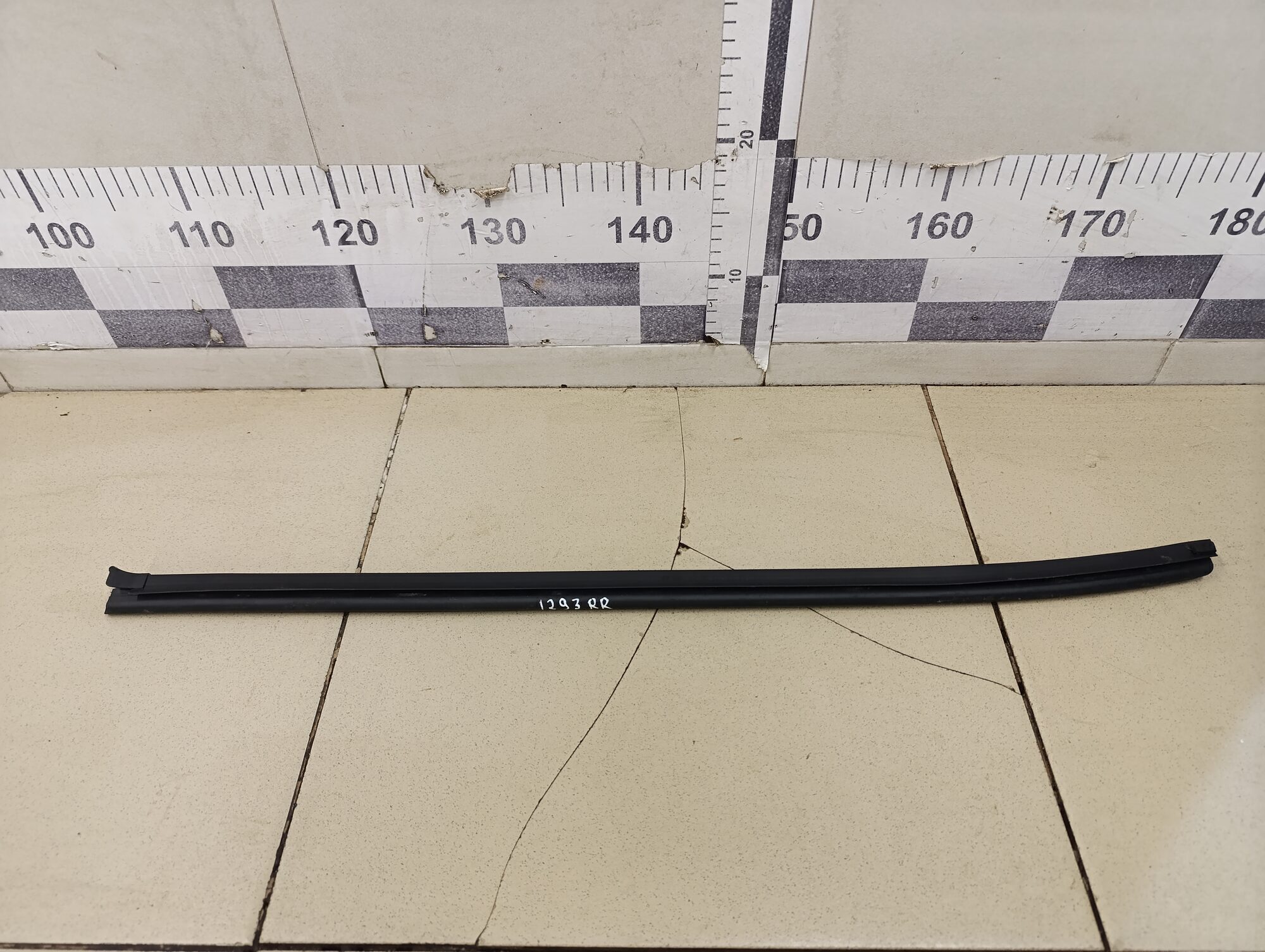 Уплотнитель стекла двери KIA Ceed 2012>