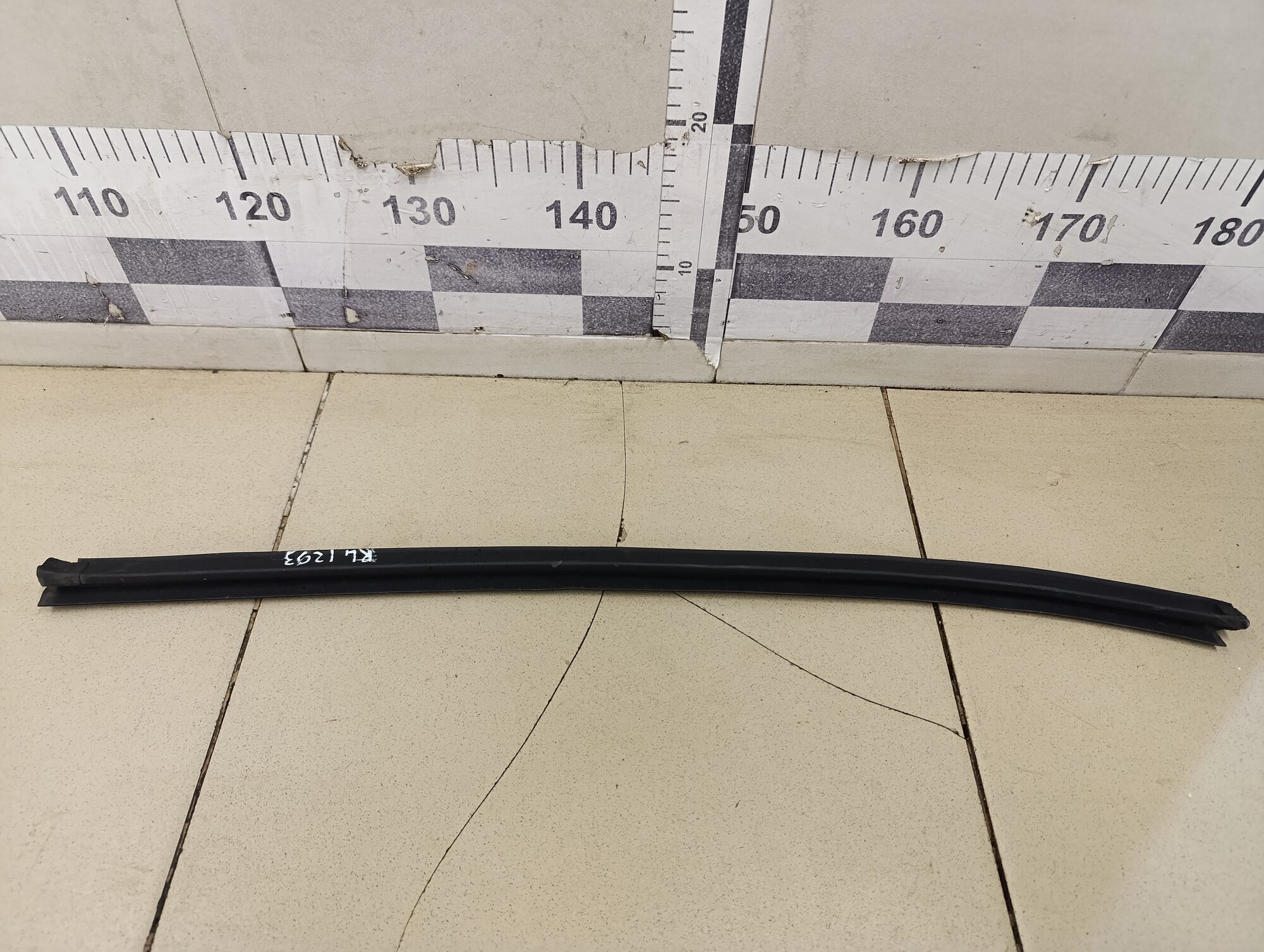 Уплотнитель стекла двери KIA Ceed 2012>