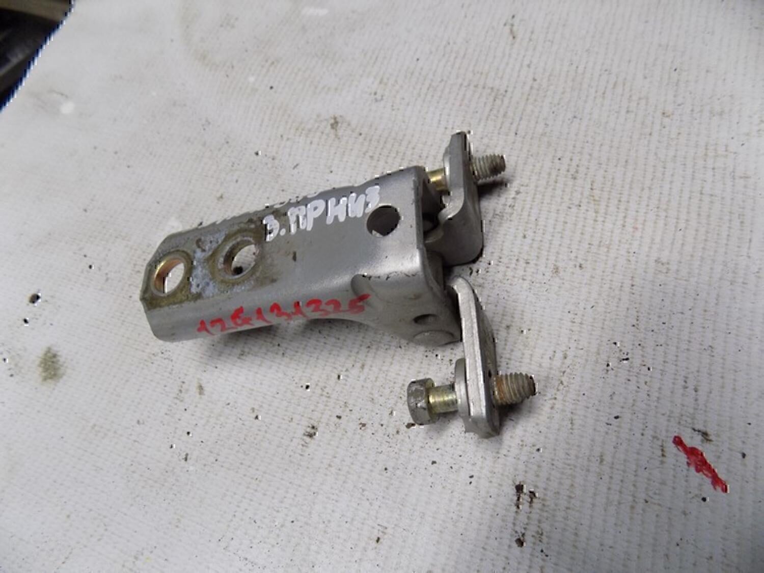 Петля двери задней правой нижняя MITSUBISHI Lancer Cedia 2000-2003