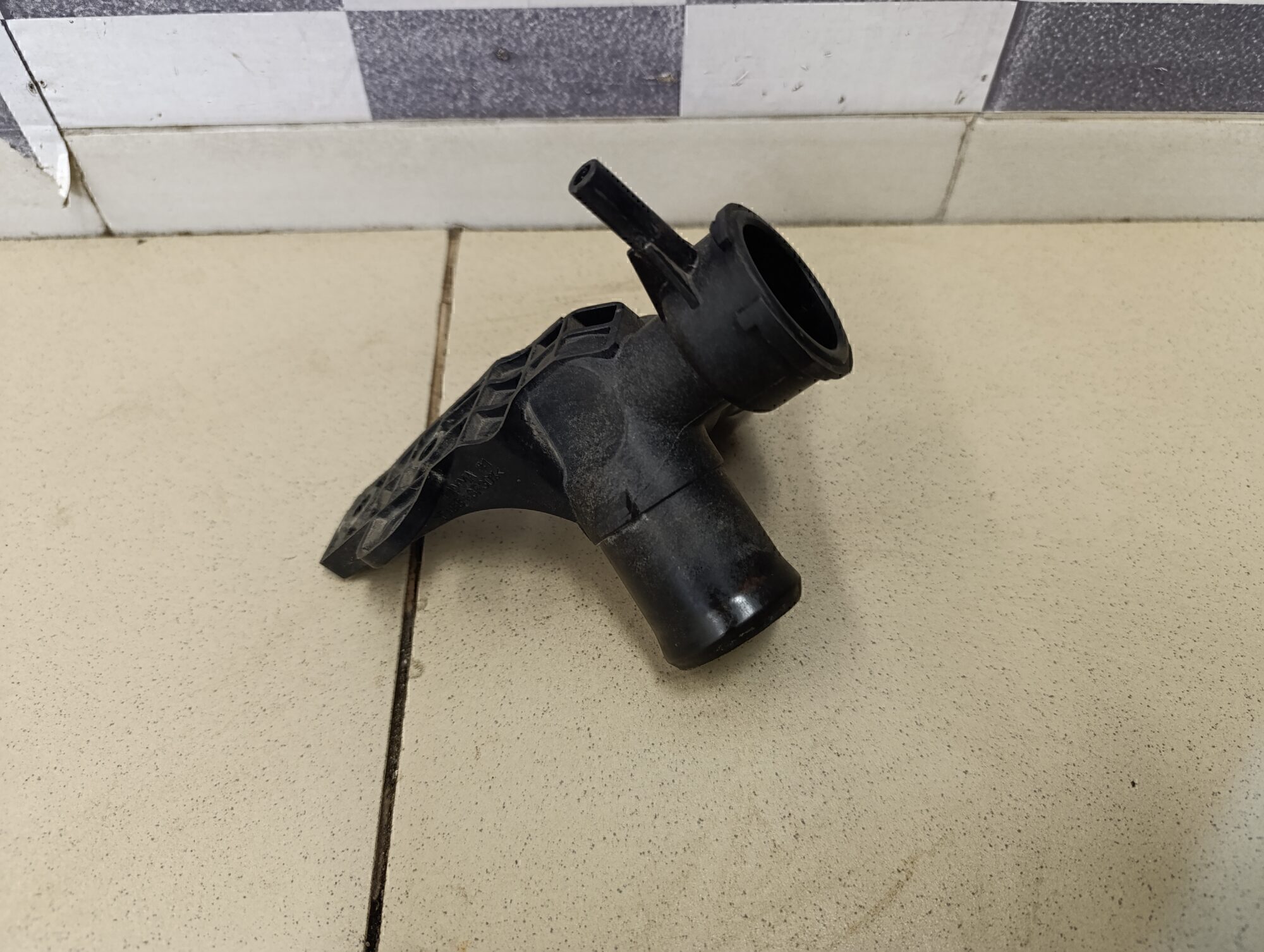 Горловина радиатора KIA Ceed 2012>