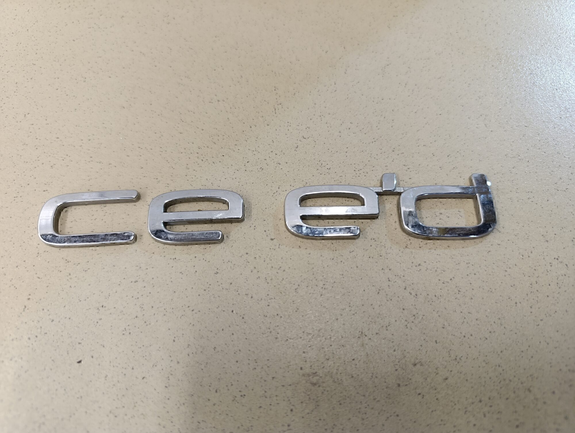 Эмблема на крышку багажника KIA Ceed 2012>