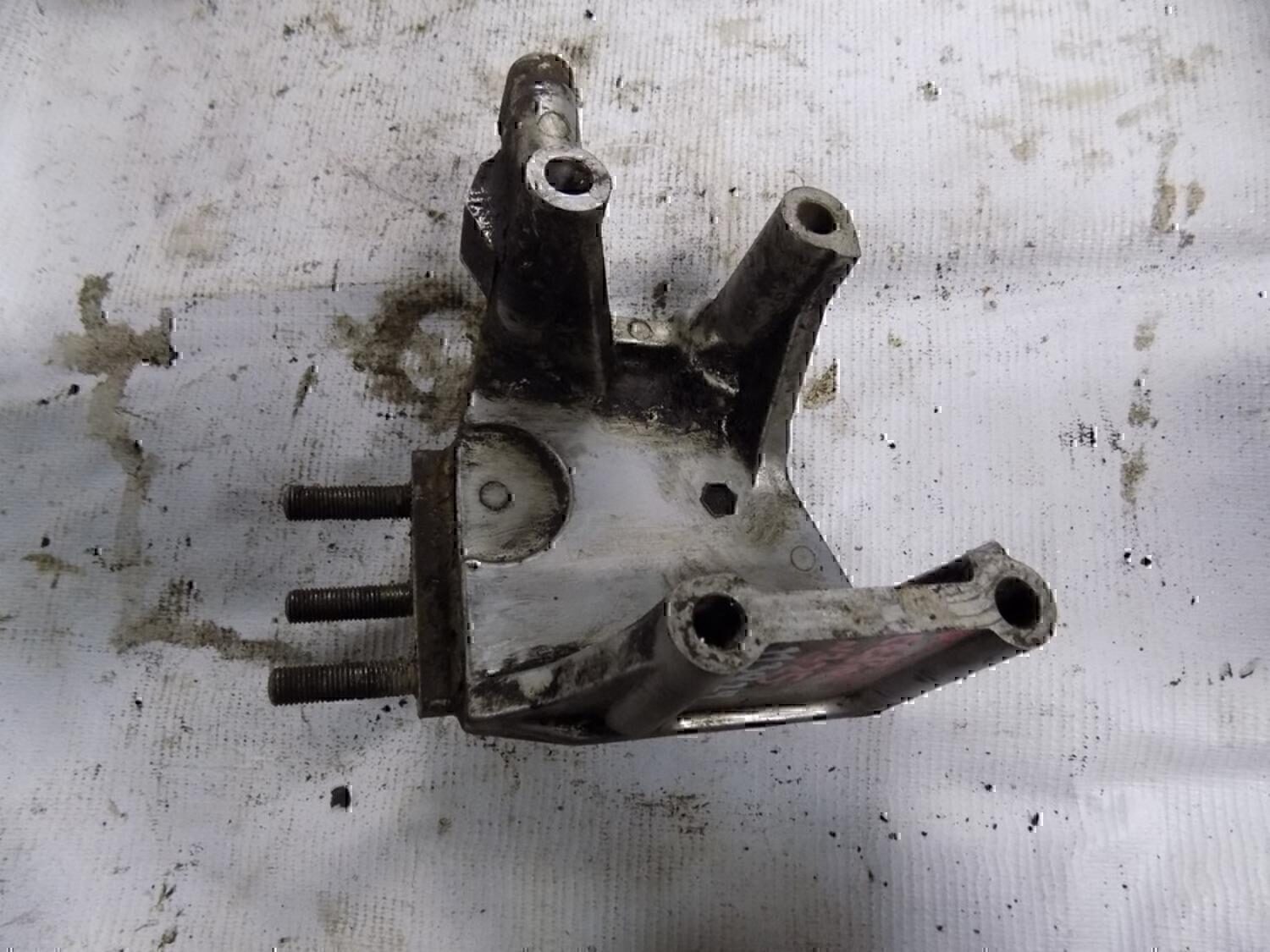 Кронштейн двигателя MITSUBISHI Lancer Cedia 2000-2003