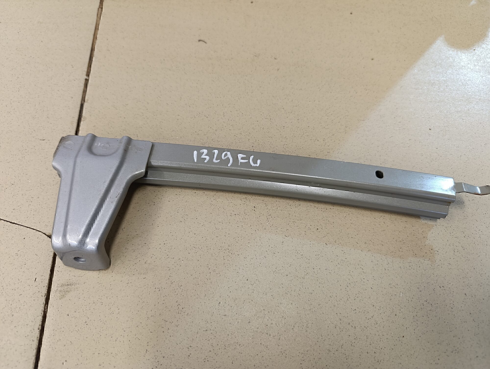 Направляющая стекла TOYOTA RAV 4 2019>