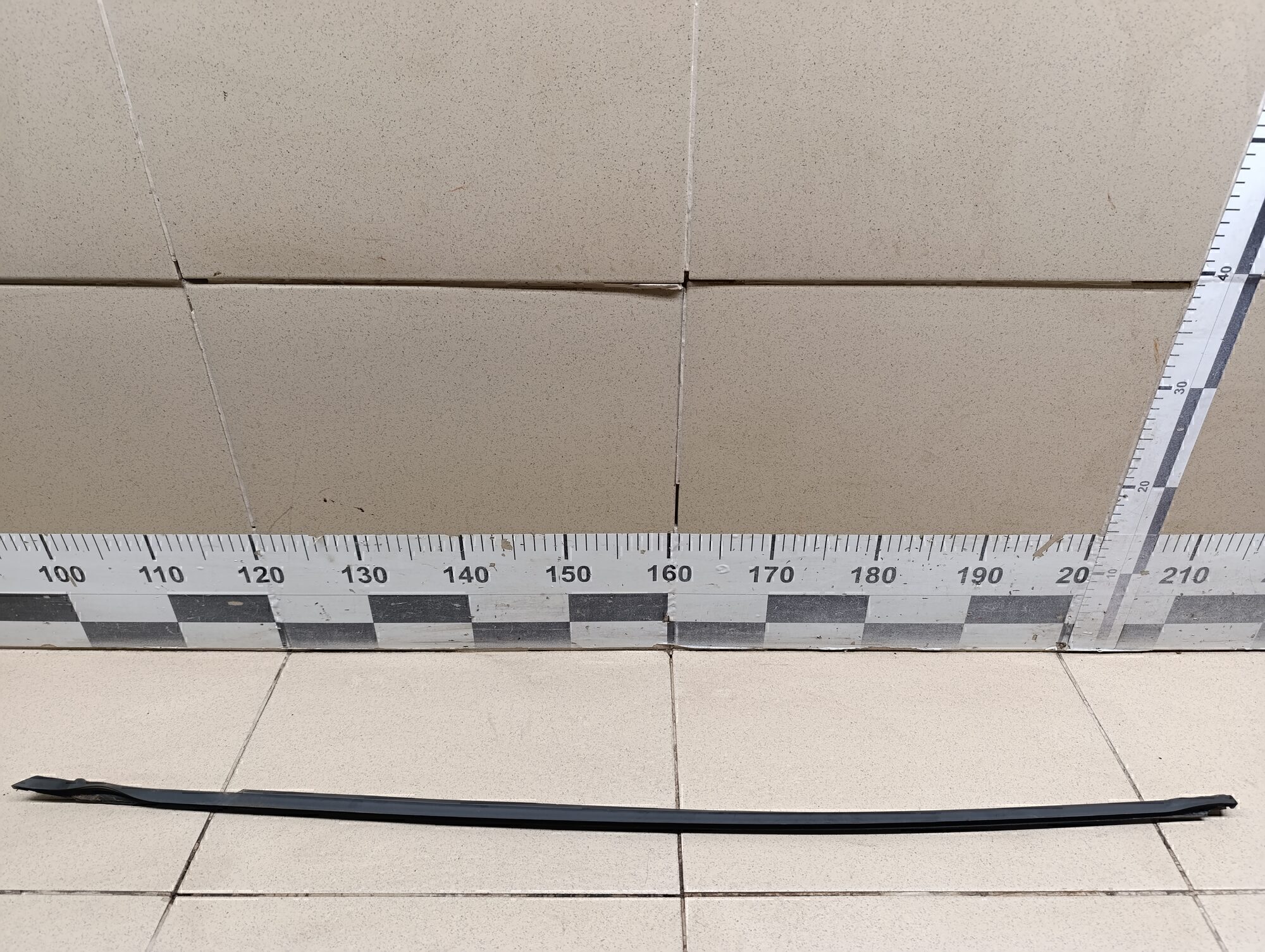 Накладка стекла переднего левого SKODA Fabia 2007-2015